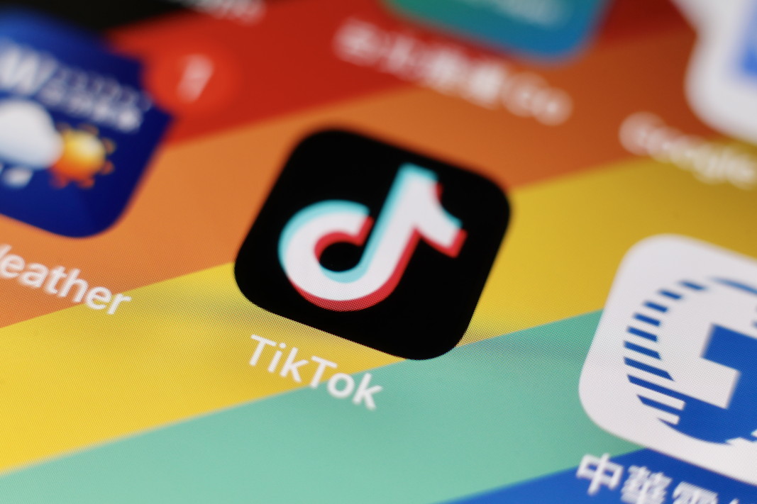Apple и Google с предупреждение да премахнат TikTok от магазините си в САЩ