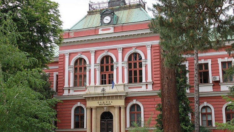 Съветниците в три общини гласуват обявяване на данъци и такси в лева и в евро