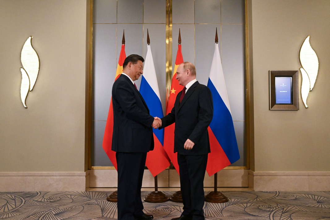 Владимир Путин разговаря около час с китайския лидер Си Цзинпин в Астана