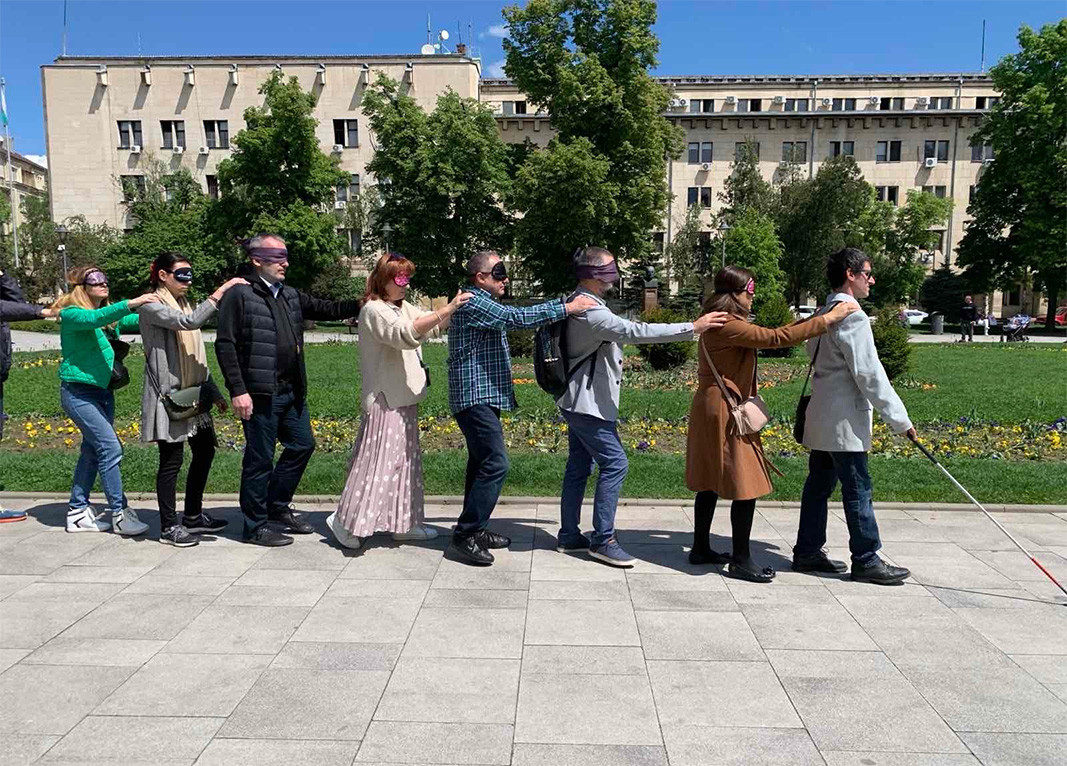Разходка с вързани очи по улиците на София показва колко е трудно придвижването за незрящите