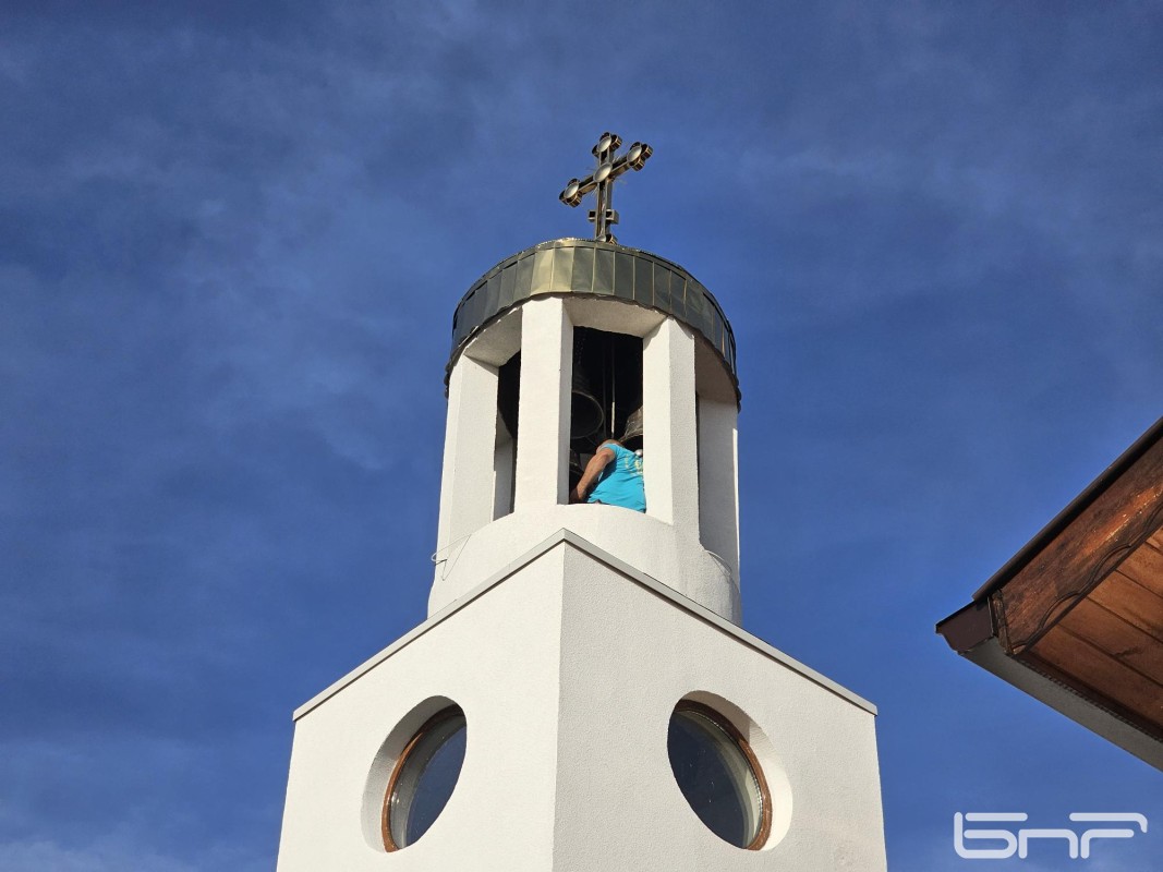В сливенски храм монтират нови пет камбани, дарени от митрополит Арсений