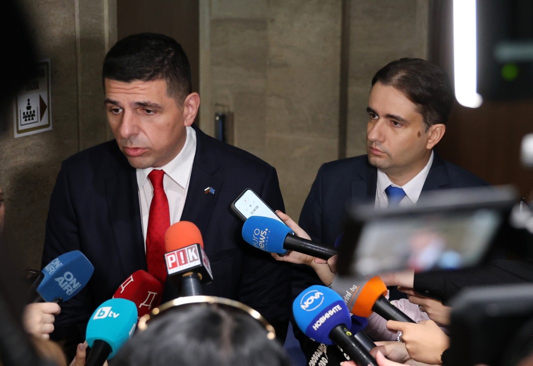 Ивайло Мирчев: Не търсим подкрепа от "Възраждане" за внасянето на вота на недоверие