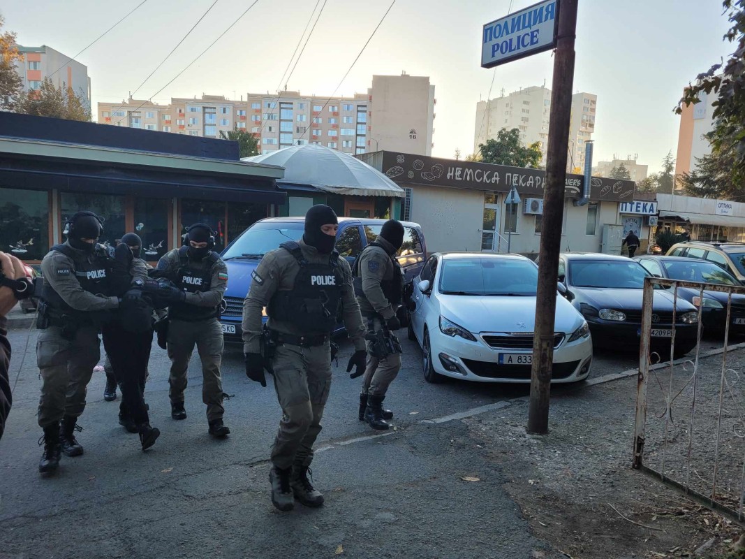 Задържаха 14 души при акция на полицията в Бургас (ОБНОВЕНА)(СНИМКИ)