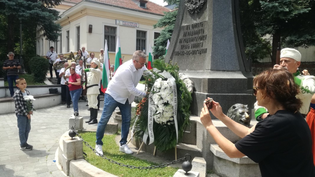 С поднасяне на венци в Кюстендил отдадоха почит на подвига на Ботев