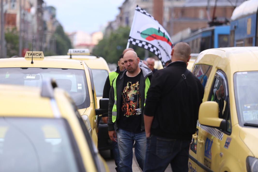 Таксиметрови шофьори протестират в София