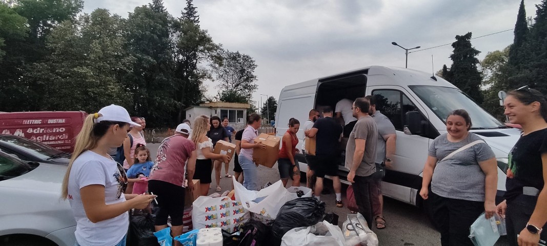 Повече от 10 автомобила и бус с помощи за Воден потеглиха от Стара Загора