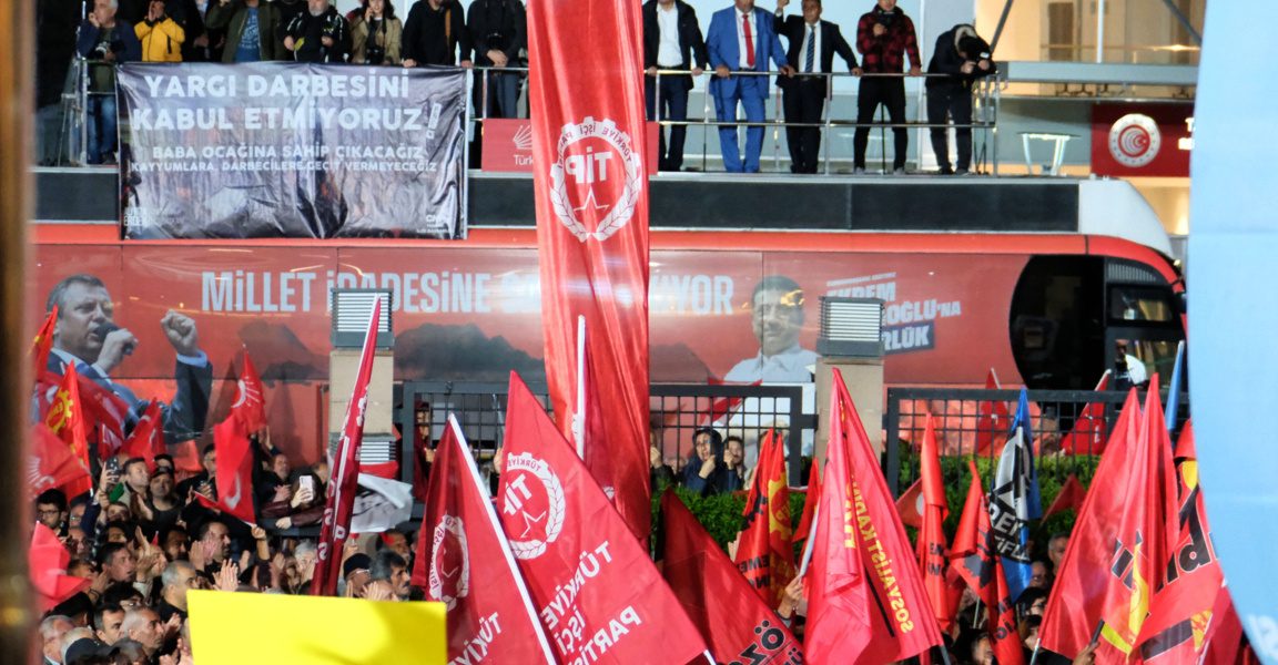 Турската полиция влезе със сила в партийната централа на НРП в Анкара