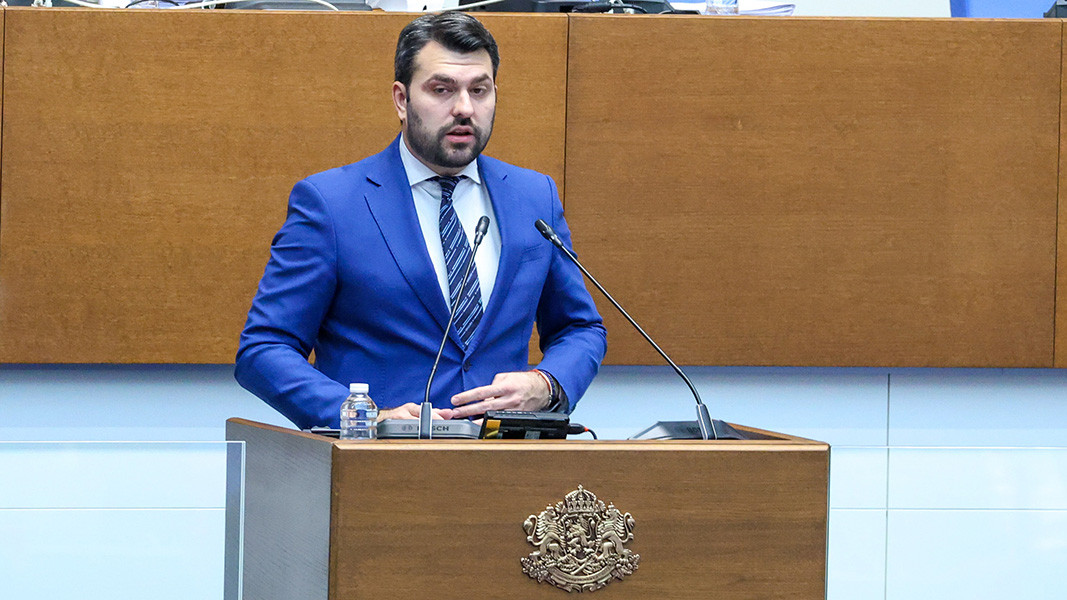 Министър Георгиев: Екипажът на "Вежен" не е задържан, нямаме информация за разследването