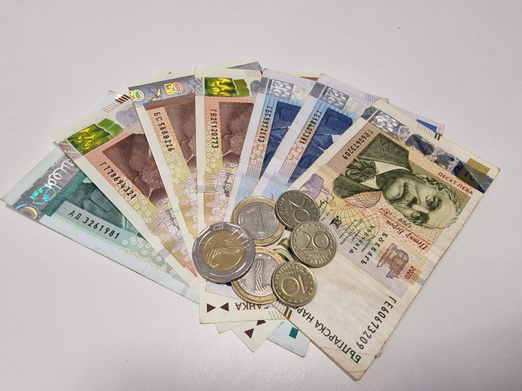 Отрасловият съвет към МОН: Увеличението на учителските заплати да е с 15% от 1 март