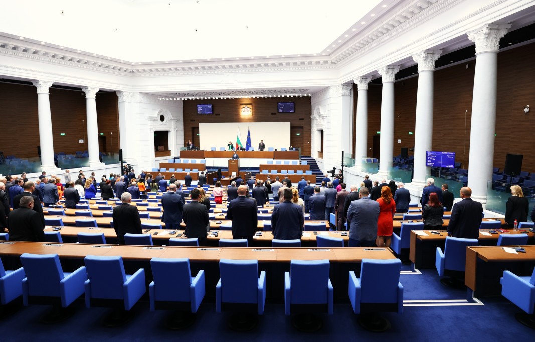 Парламентът заседава извънредно във вторник