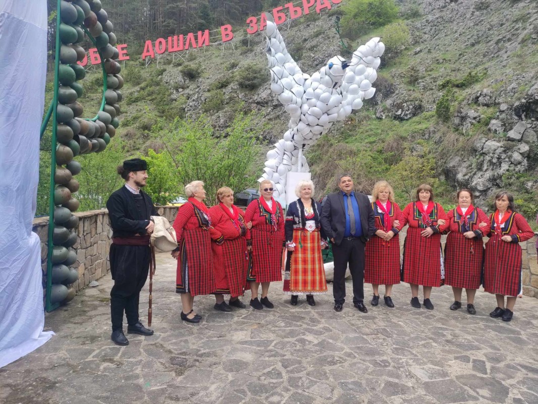 Откриха паметник на мира в чепеларското село Забърдо
