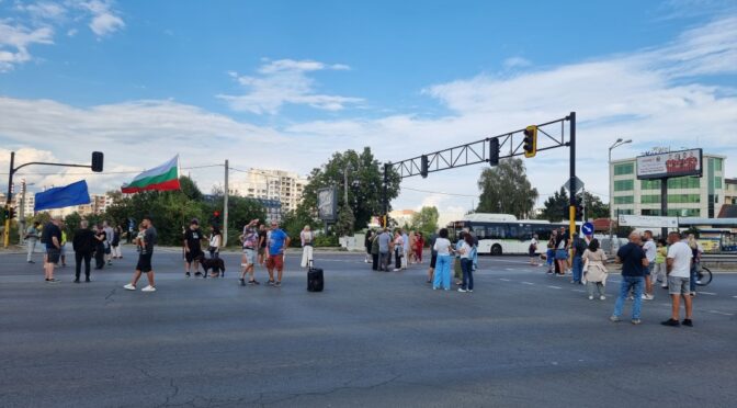 Жители на столичния кв. "Горубляне" на протест, искат оставката зам.-кмет