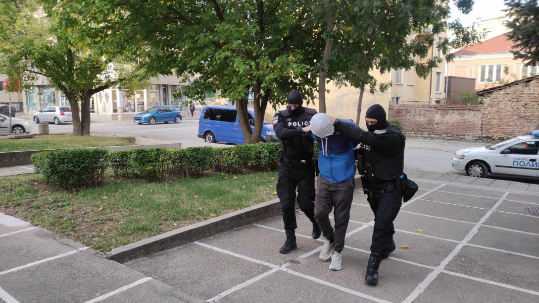 Арести при спецоперация на полицията в Горна Оряховица