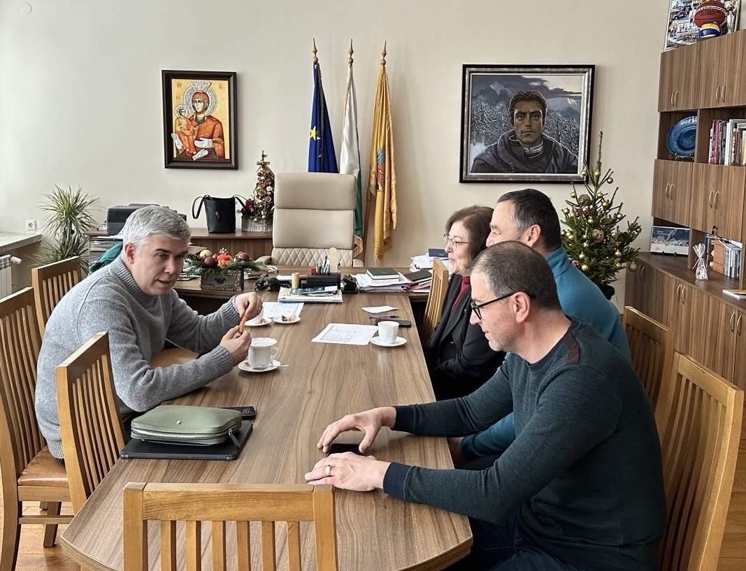 Министър Владимир Малинов и кметът Донка Михайлова обсъдиха липсата на ток в Троянско