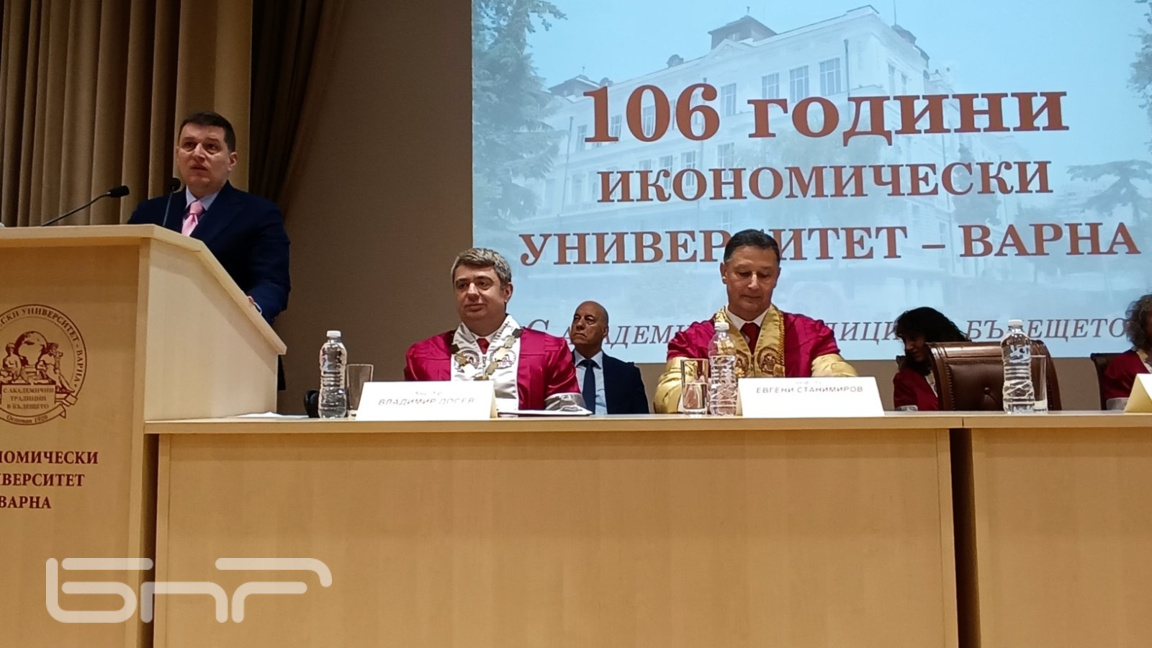 Милен Митев в ИУ-Варна: Тук има енергия, младежки дух, глад за постижения