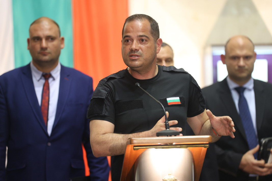 Вътрешният министър: Приоритет е доставката на фургони за хората от Воден, чиито домове изгоряха
