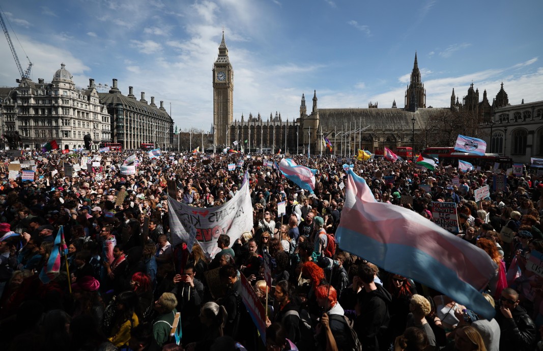 Вандалски прояви на митинг в подкрепа на транссексуалните в Лондон