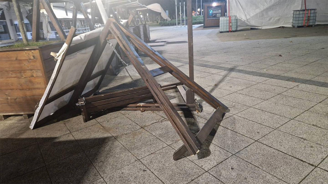 Бурният вятър нанесе щети в Северозапада