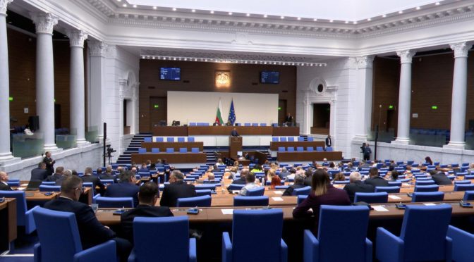 На три пъти парламентът не успя да събере кворум