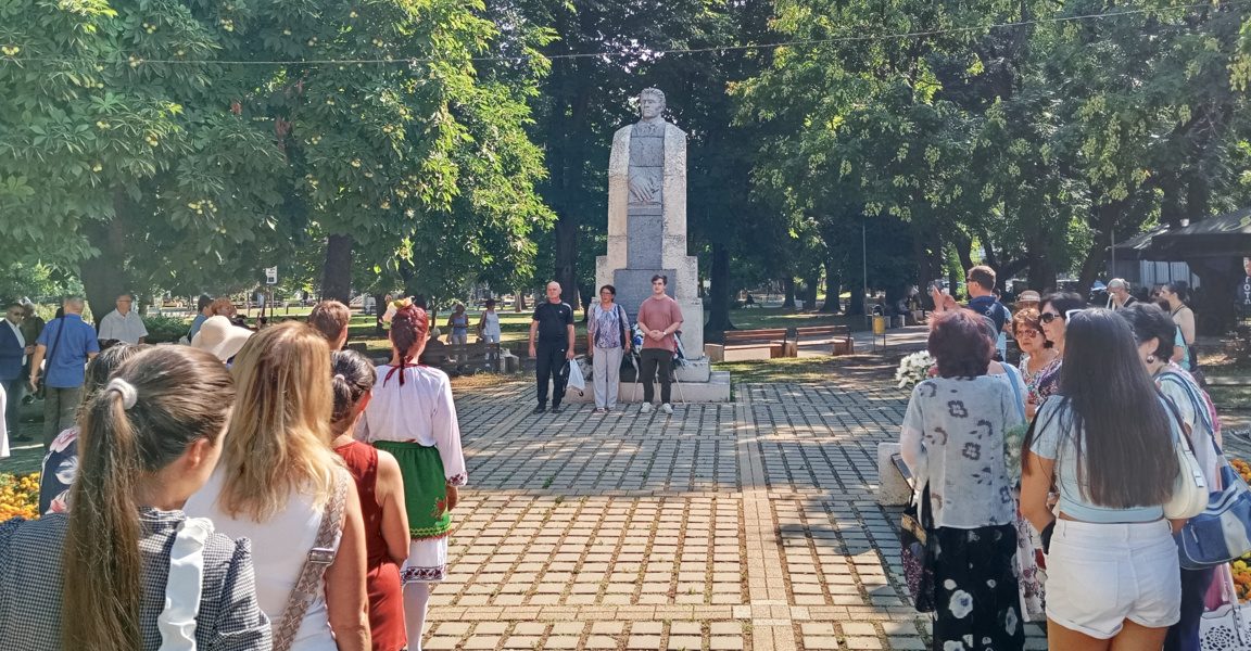 В Монтана поднесоха венци и цветя пред паметника на Васил Левски