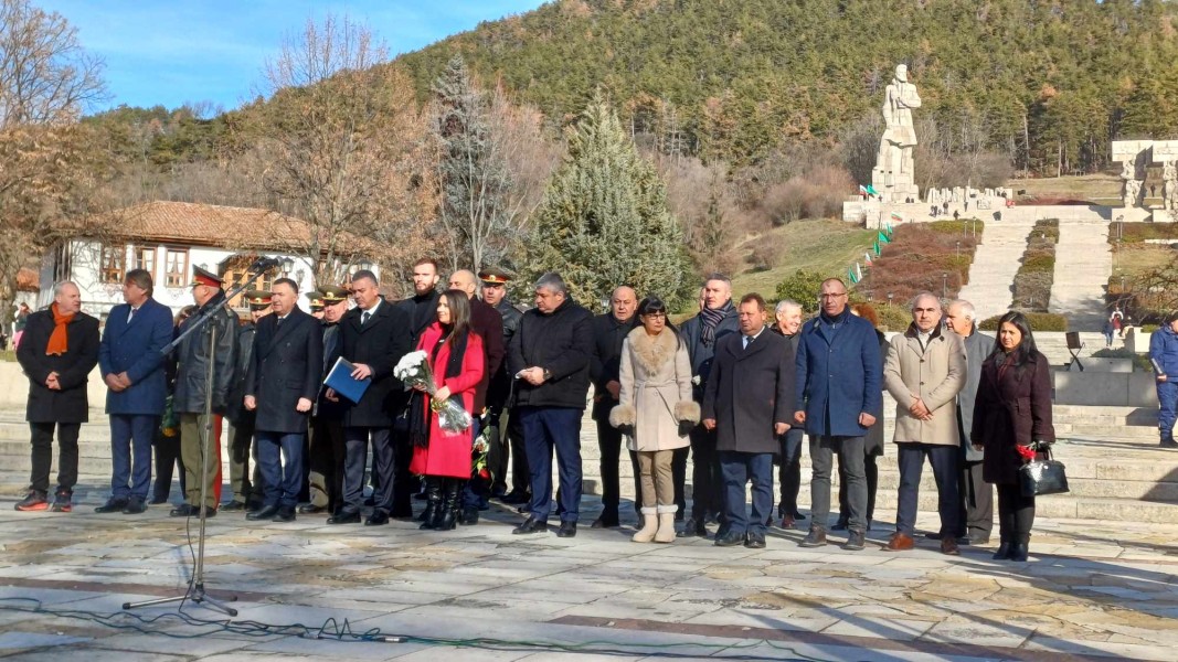 Стотици българи почетоха паметта на Христо Ботев в Калофер