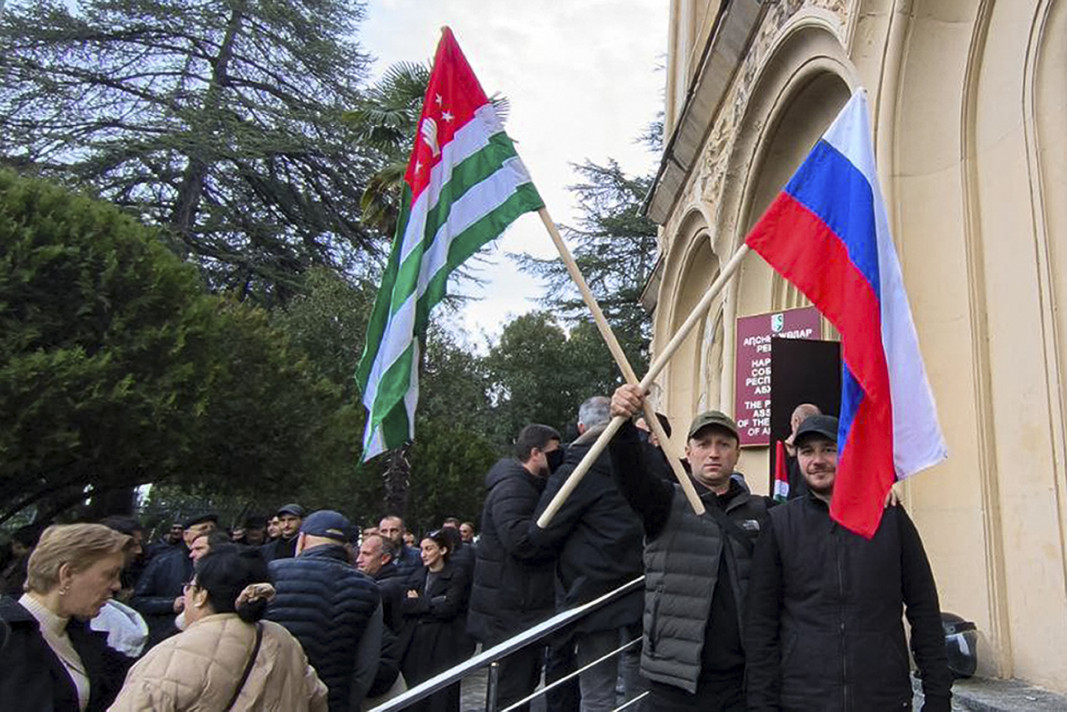 Протестиращи окупираха парламента на грузинския регион Абхазия