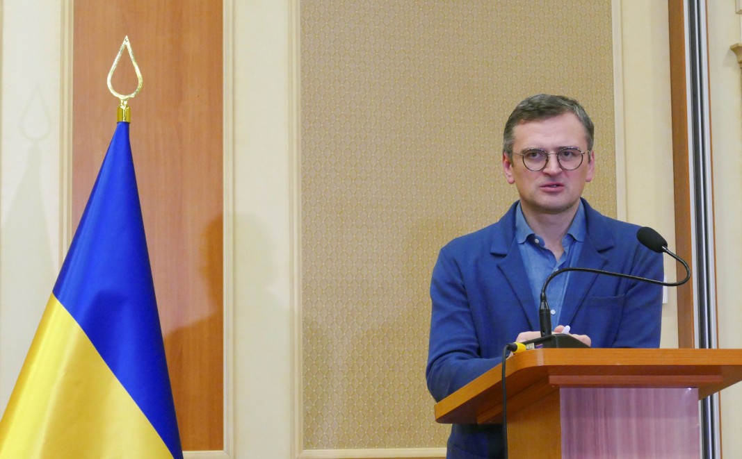 Кулеба: Украйна е принудена да се бие "с вързани на гърба ръце"