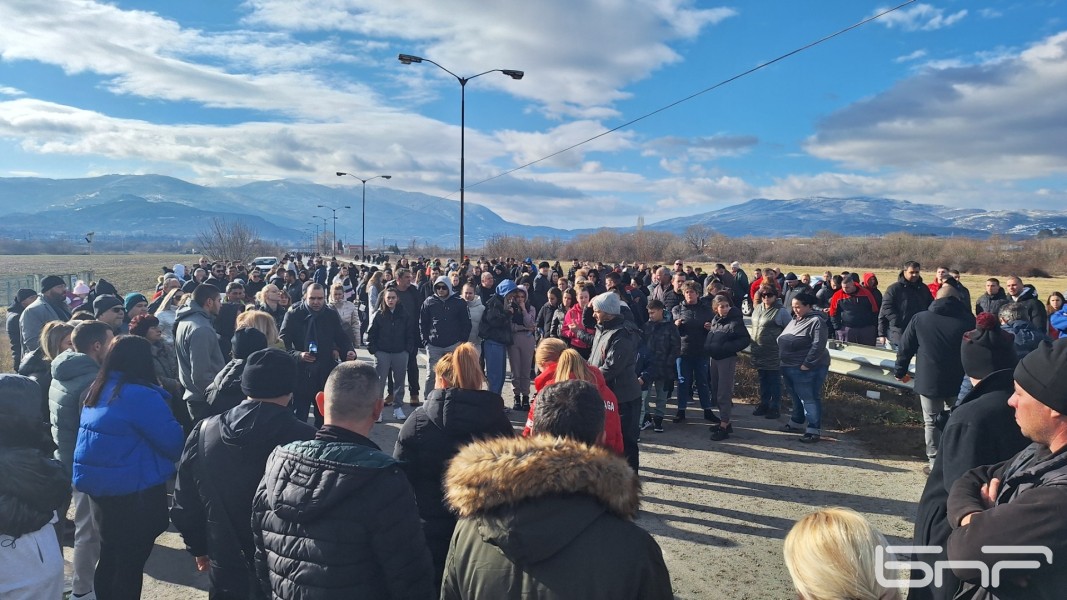 Протест пред КАТ-Кюстендил и на мястото, където загина 18-годишно момиче след ПТП с коне