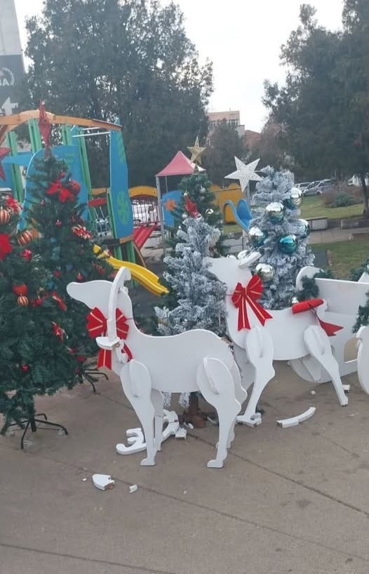 Потрошиха коледната украса в Радомир
