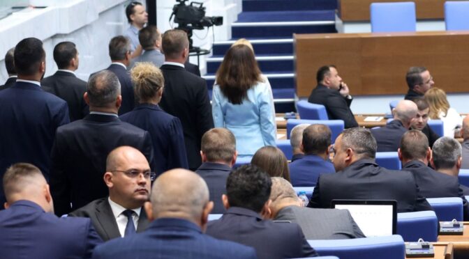 Депутатите от "Възраждане" напуснаха пленарната зала