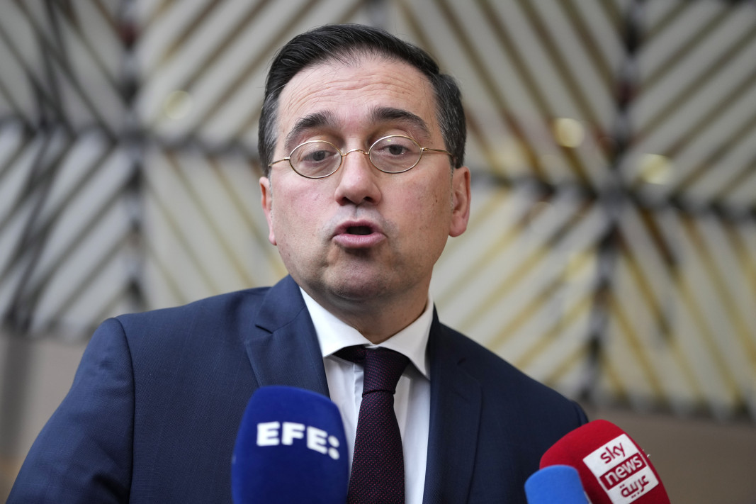 Испанското правителство призова за мирен преход на властта в Сирия