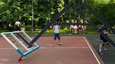Баскетболен кош падна при игра на новоизградено игрище в кв. „Лагера“