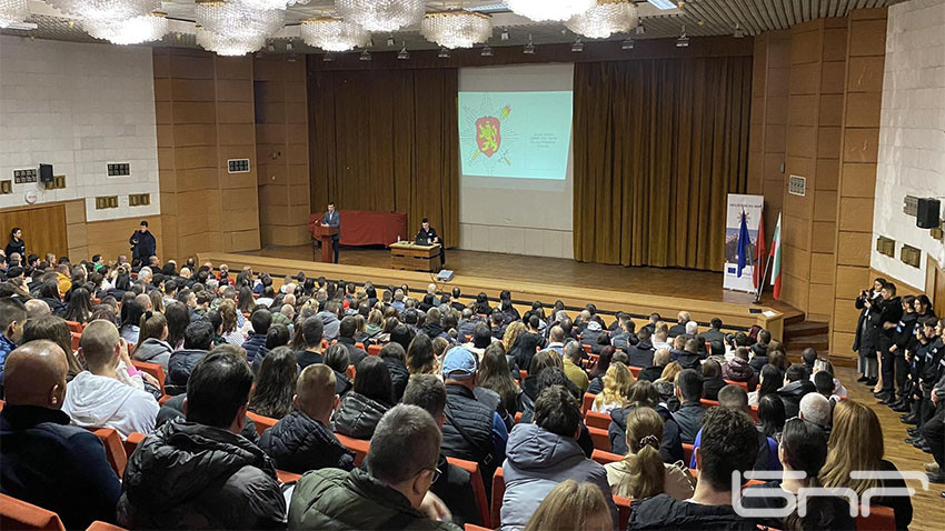 Как се влиза в Академията на МВР?