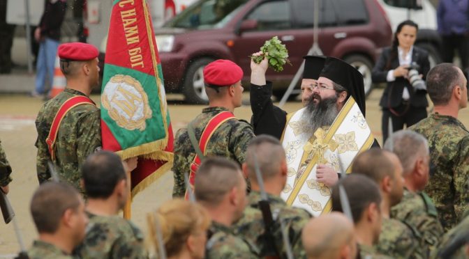 Водосвет на бойните знамена пред Паметника на Незнайния воин за Деня на храбростта