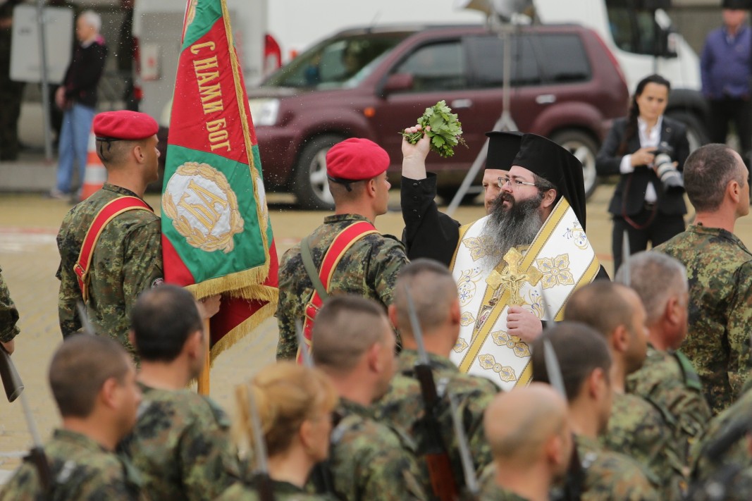 Водосвет на бойните знамена пред Паметника на Незнайния воин за Деня на храбростта