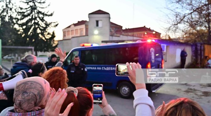 Конвоят с кмета Благомир Коцев пристигна в затвора във Варна (СНИМКИ И ВИДЕО)