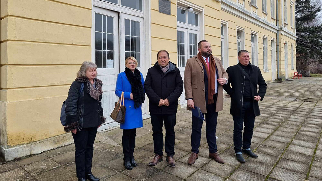 Ремонтират гарата в Гюешево