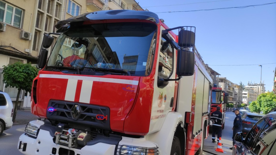 Пожар избухна в стара сграда в центъра на Велико Търново