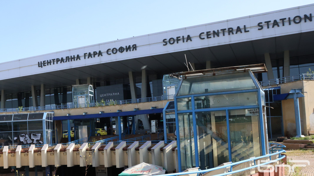 Пътници: БДЖ да си оправят платформата, за да няма опашки на касите