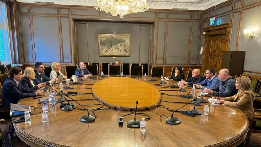 Продължават преговорите между ГЕРБ-СДС и ДБ в търсене на формула за мнозинство