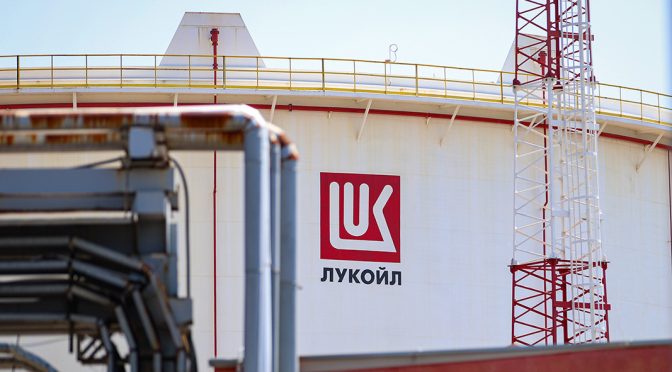Рафинерията в Бургас е фактор, възпиращ ЕС да наложи санкции на "Лукойл"
