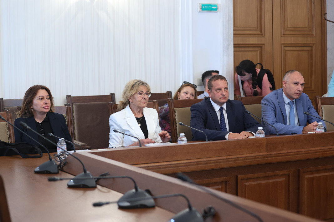 Над пет часа специалната Номинационна комисия изслушваше четиримата кандидати за КПК