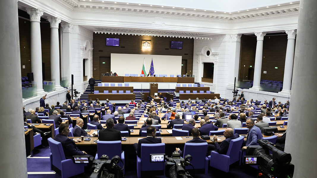 Срив в аудио системата забавя началото на заседанието на парламента