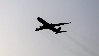 Сигналът за отвличане на самолет – пилотска грешка или техническа неизправност