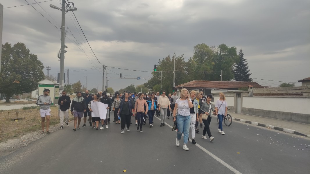 Протест за градски автобуси от Труд до Пловдив блокира трафика за Карлово