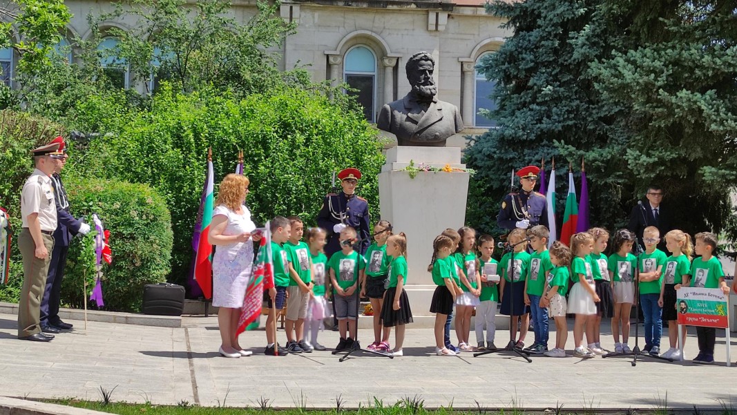 Общоградско поклонение пред паметника на Ботев във Велико Търново