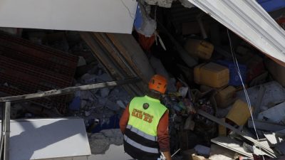 Продължава издирването на оцелели след силния трус във Филипините