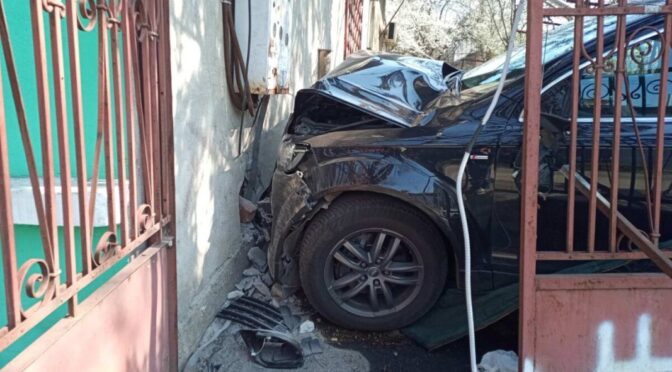 Пиян младеж спря джипа си в ограда на къща