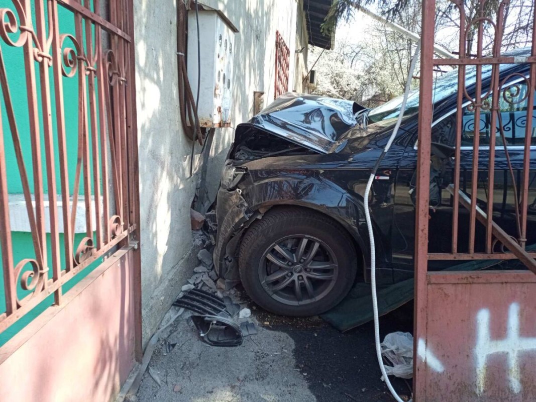 Пиян младеж спря джипа си в ограда на къща