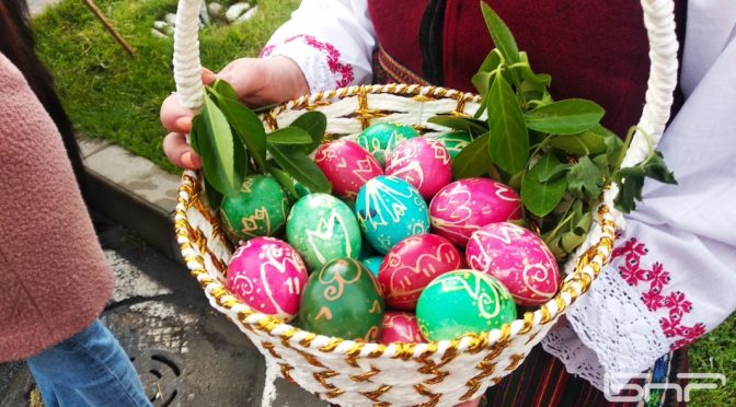 Великден в Разложко с триетажно мъжко хоро и рисувани с восък яйца